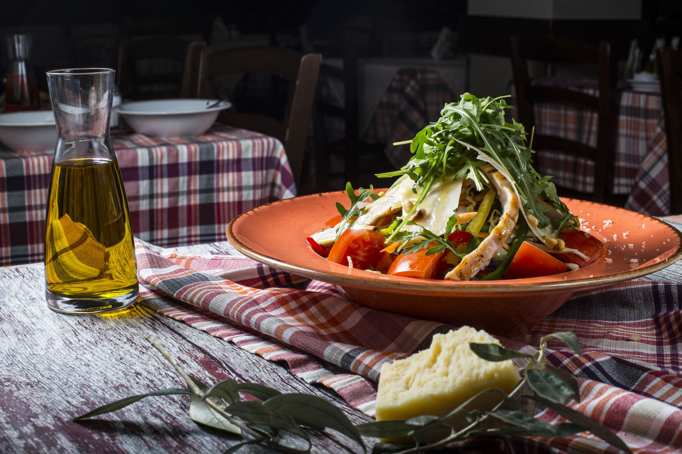 George's Steak House - Μπιφτεκούπολη - Πολύχρωμη σαλάτα με φιλέτο κοτόπουλο.