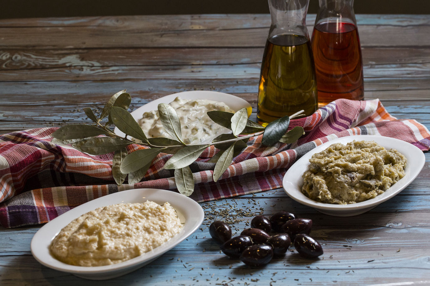 George's Steak House - Μπιφτεκούπολη - Τζατζίκι, ταραμοσαλάτα και μελιτζανοσαλάτα.