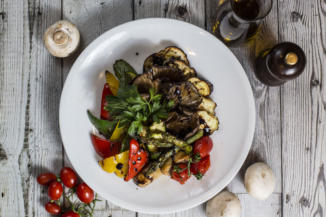 George's Steak House - Μπιφτεκούπολη - Πολύχρωμες πιπεριές, μελιτζάνες, μανιτάρια πλευρώτους, σπαράγγια, κολοκυθάκια, τοματίνια.